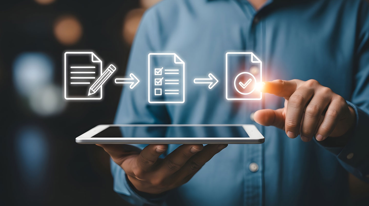 Employée site multiservices utilise tablette tactile affichant interface recommandé électronique, client visible en arrière-plan flou, comptoir accueil lumineux.